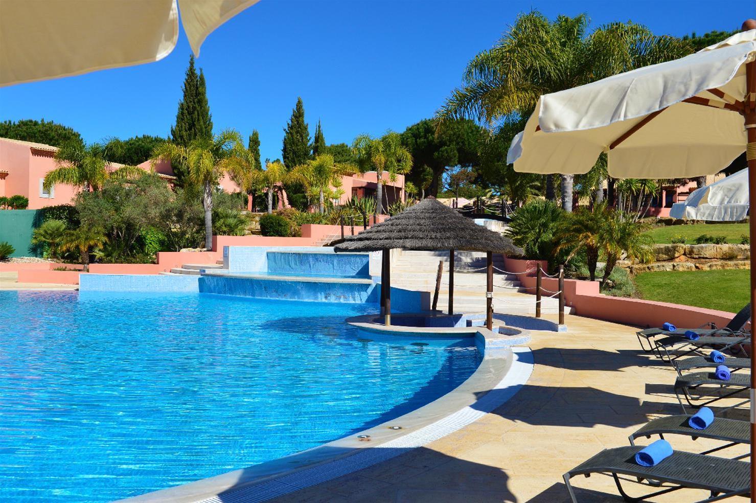 Pestana Vila Sol - Vilamoura Premium Golf Resort Bagian luar foto A swimming pool at a resort in Portugal
