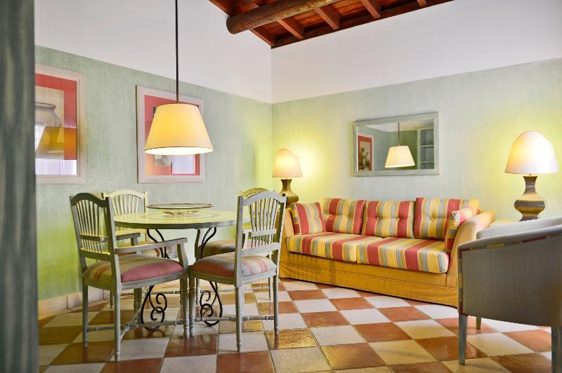 Pestana Vila Sol - Vilamoura Premium Golf Resort Bagian luar foto A living room in a typical apartment