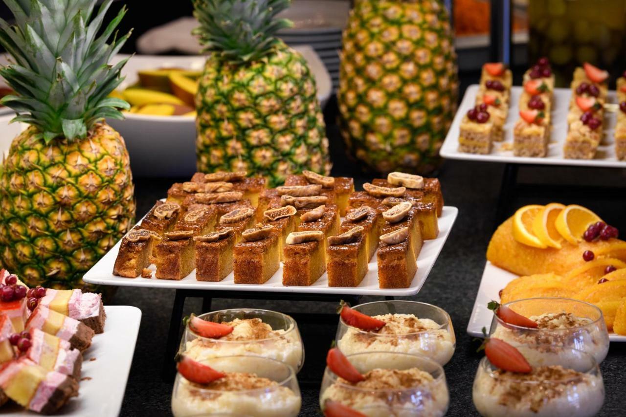Pestana Vila Sol - Vilamoura Premium Golf Resort Bagian luar foto A selection of desserts