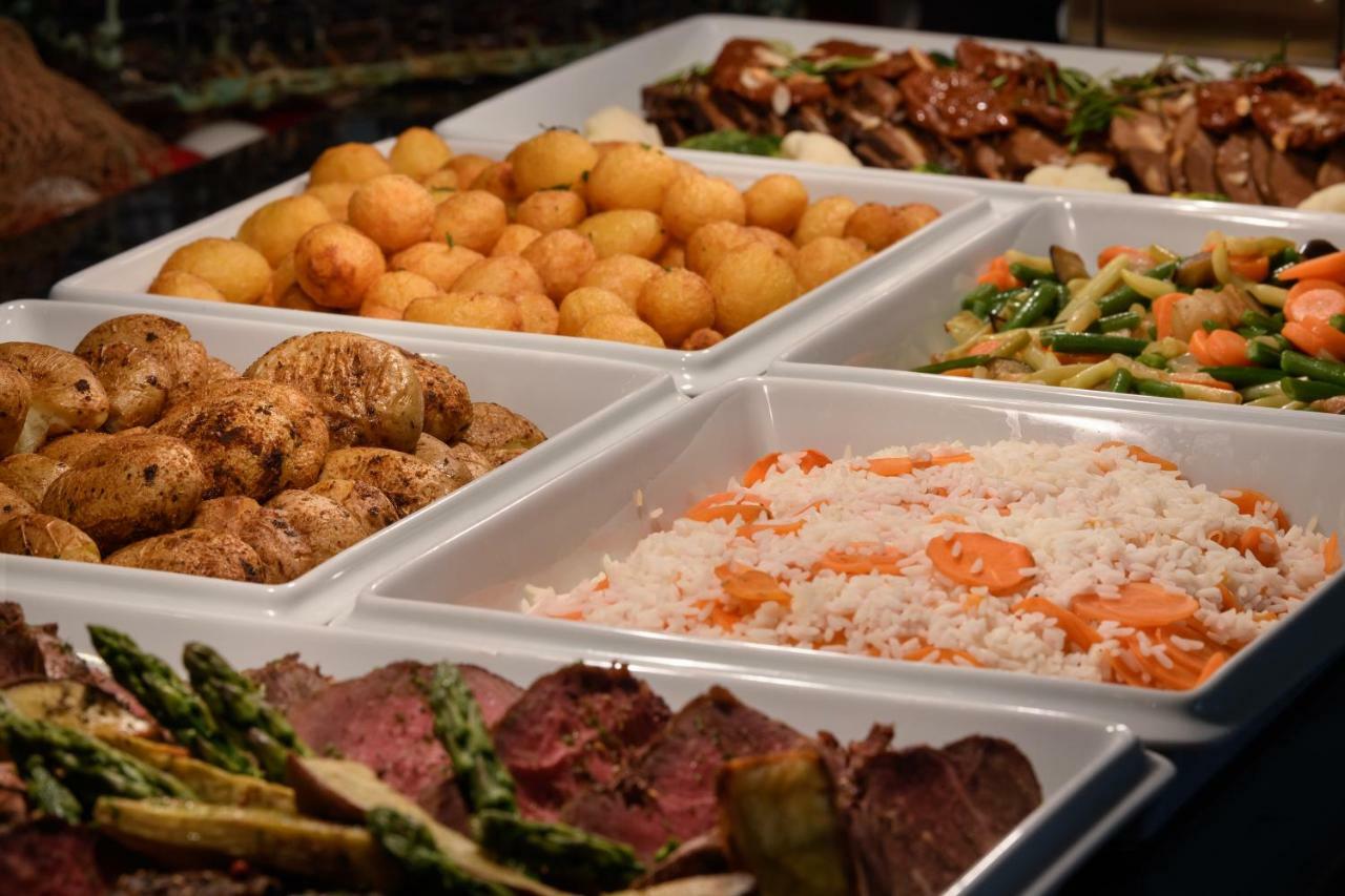 Pestana Vila Sol - Vilamoura Premium Golf Resort Bagian luar foto A selection of prepared foods at a buffet