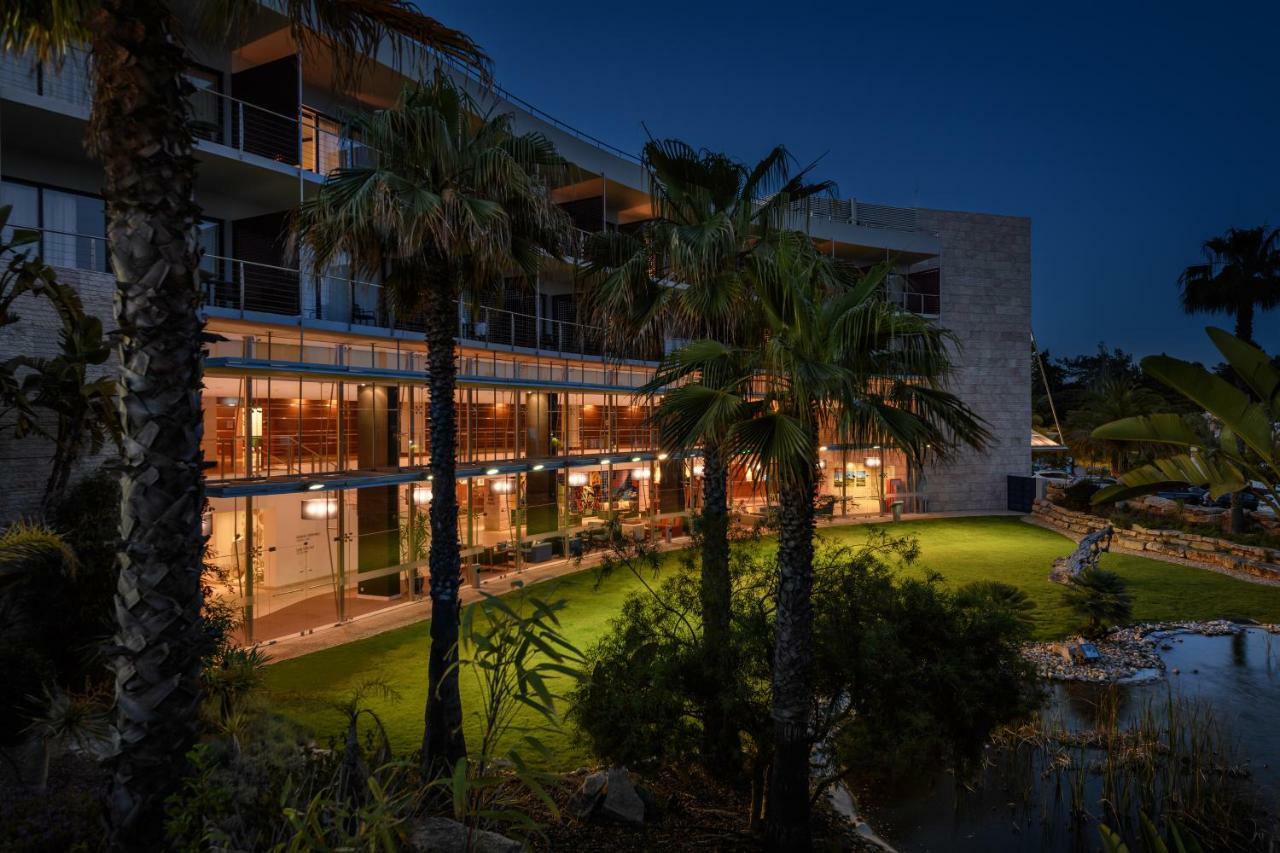 Pestana Vila Sol - Vilamoura Premium Golf Resort Bagian luar foto The hotel at night